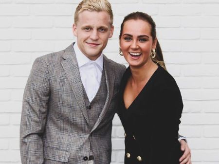 At present, Donny van de Beek is dating the Arsenal legend Dennis Bergkamp's daughter Estelle Bergkamp. 